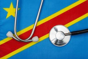 bandeira congo-kinshasa e estetoscópio. o conceito de medicina. foto