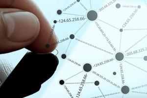 close-up do homem de negócios trabalhando no computador portátil com diagrama de mídia social como conceito foto