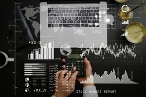 conceito de justiça e direito empresário ou advogado ou contador trabalhando em contas usando uma calculadora e computador portátil e documentos no escritório moderno foto