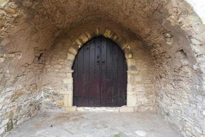 uma porta de madeira fechada para um edifício de pedra. foto