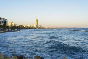 vista da cidade de limassol e um grande novo arranha-céu em construção. foto