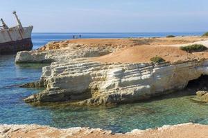 vista da praia com pedras brancas. Chipre foto