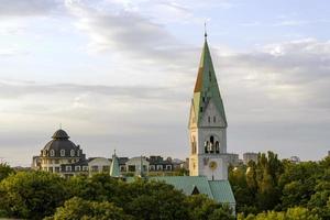 o teatro de fantoches de kaliningrado, o edifício era originalmente a igreja memorial da rainha louise em kenigsberg foto