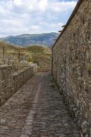 parede de pedra do antigo castelo em perspectiva. foto