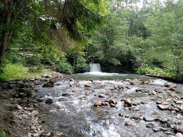 cachoeira barragem drenagem de água vertedouro rio de montanha com pedra foto