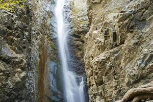 uma vista de uma pequena cachoeira nas montanhas troodos em chipre foto