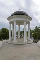 arquitetura histórica antiga na cidade de kostroma, gazebo ostrovsky foto