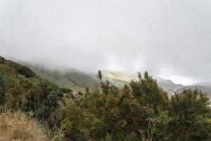 vila sob as nuvens, vista de cima da montanha foto