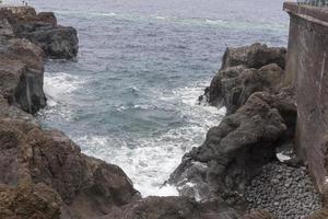 litoral com pedras na ilha de tenerife. foto