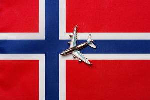 avião sobre a bandeira da noruega o conceito de viagens e turismo. foto