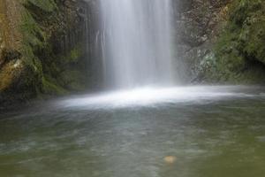 uma vista de uma pequena cachoeira nas montanhas troodos em chipre foto