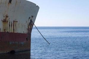 um velho navio enferrujado na ilha de chipre. foto