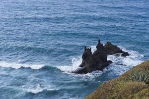 montanhas e mar na ilha de tenerife. foto