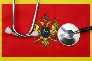 a bandeira do país de montenegro e estetoscópio. o conceito de medicina. foto