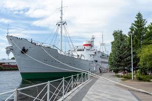 o navio vityaz no cais em kaliningrado. foto