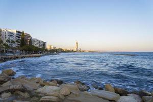 vista da cidade de limassol e um grande novo arranha-céu em construção. foto