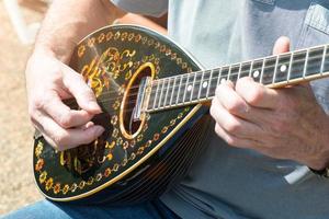 jogador de desempenho ao ar livre bouzouki foto