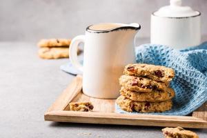 biscoitos de aveia com passas e cranberries foto