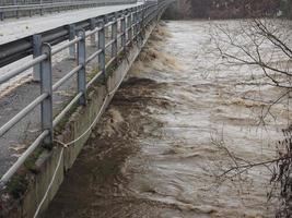 inundação do rio po em turin foto