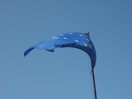 bandeira da ue sobre o céu azul foto