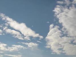 céu azul com nuvens foto