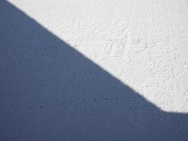 sombra sobre fundo branco de neve foto