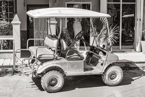 carrinho de golfe buggy carros carrinhos lamacento rua vila holbox mexico. foto