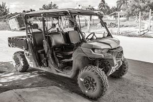 buggy car carrinhos de golfe carrinhos lamacento rua vila holbox méxico. foto