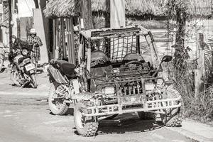 holbox méxico 22 de dezembro de 2021 carrinho de golfe carrinhos carros carrinhos rua lamacenta vila holbox méxico. foto