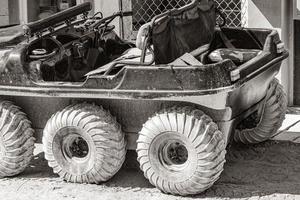 carrinho de golfe buggy 6 rodas rua lamacenta vila holbox méxico. foto