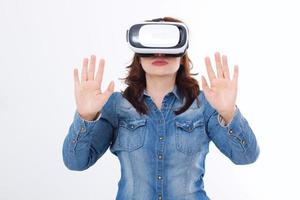 mulher caucasiana espantada olhando em um vr óculos e gesticulando com as mãos isoladas no fundo branco. conceito de realidade virtual. copie o espaço e faça o mock up foto