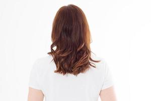 cuidados com o cabelo após o tingimento. vista de penteado traseiro de mulher morena. closeup da cabeça da mulher com cachos e ondas isoladas no fundo branco. vista de camiseta modelo de volta. espaço de cópia foto