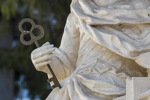 fragmento de mão de estátua segurando as chaves do reino dos céus. foto