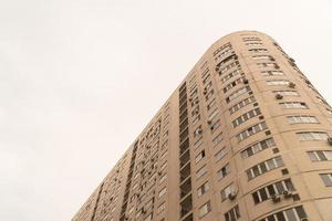 complexo residencial de vários andares contra o céu. arquitetura urbana foto