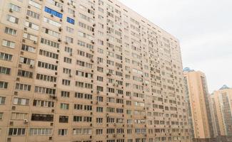 fachada de um complexo residencial moderno de vários andares. arquitetura urbana foto