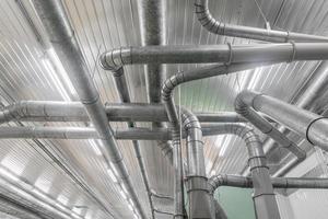 tubos de metal industriais, sistema de ventilação foto