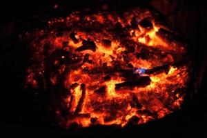 queimando closeup de carvão. fundo de carvão queimado foto