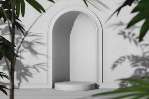 parede de arco branco e pódio, sombras tropicais de guarda-sol e desfoque de plantas em primeiro plano, fundo mínimo para apresentação de marca e produto. foto