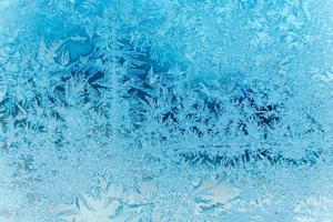 padrões de gelo em vidro congelado. padrão de gelo abstrato no vidro de inverno como imagem de fundo foto