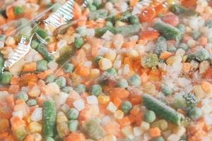 mix de legumes congelados em embalagem plástica transparente foto