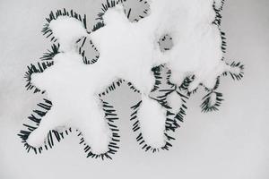 ramos de pinheiro cobertos de neve em um fundo nevado. vista do topo. copiar, espaço vazio para texto foto