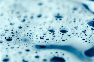 bolhas de sabão em um fundo de água azul como textura. copiar, espaço vazio para texto foto