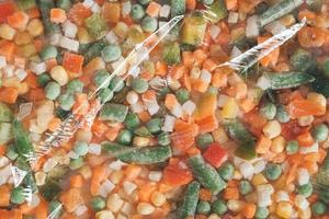 mix de legumes congelados em embalagem plástica transparente foto