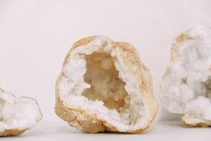 seção de pedra de ágata com geodo em fundo branco foto