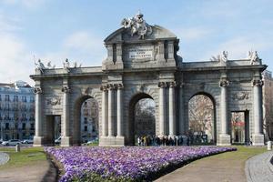 bela vista da puerta de alcala em um dia ensolarado. antiga entrada de granito em madri, espanha foto