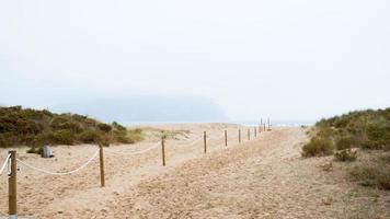 bela entrada para a praia de laredo sem pessoas. dia nublado de verão. Cantábria, Espanha foto
