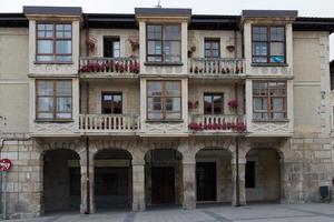 belas casas com varandas com vista para a praça principal em medina de pomar, merindades, burgos foto