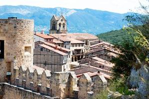 bela vista do antigo castelo de frades. casas e telhados com arquitetura tradicional. merindades, burgos, espanha foto