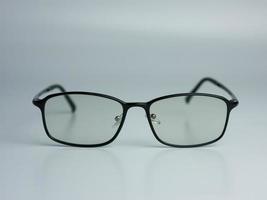 óculos de sol pretos com vidro transparente isolado no fundo branco. óculos de saúde anti radiação foto