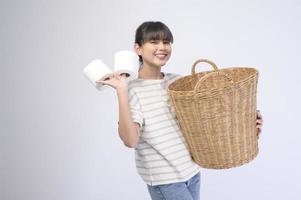 jovem dona de casa linda sorrindo em fundo branco foto